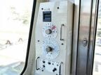 窓枠に合わせた形の機器類の箱