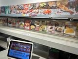 厨房から卓を結ぶ高速レーンが2段体制になっている