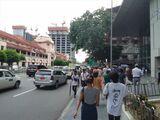 ヤンゴン中央駅近くの繁華街を歩く人々（筆者撮影）