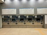 スオイティエン駅の券売機。上には計画路線も描かれたホーチミンメトロの路線図（筆者撮影）