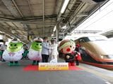 「スペーシア那須野号」の出発式で東武とJRそれぞれの大宮駅長が握手＝2017年6月24日（記者撮影）