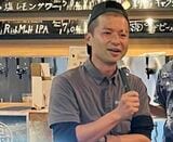 乾杯イベントで雨水ビールの歩みを語る尾崎昻嗣さん（筆者撮影）