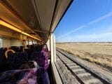 「ロードシティ」の特急で郊外へ。ゾーン2の範囲でも砂漠のような車窓（筆者撮影）