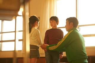 まず一方の話を聞いて記録し、次にもう一方の話をよく聞く。どちらかが相手を叩いてしまったのなら、どこを、何回、グーかパーか、など、完全に一致するまでとにかく話をすり合わせることで子どももクールダウンしてくるという（画像：Fast&Slow / PIXTA）