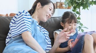 ソファで笑い合う母と娘