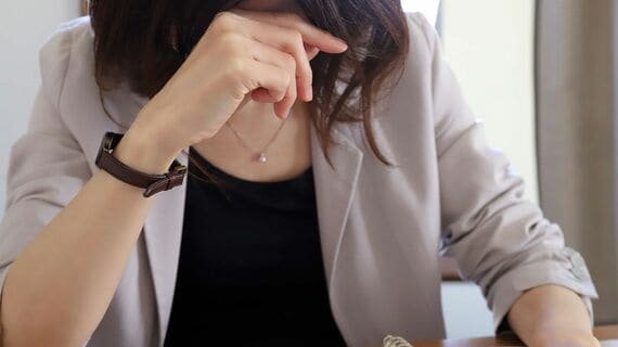 悩んでいる女性