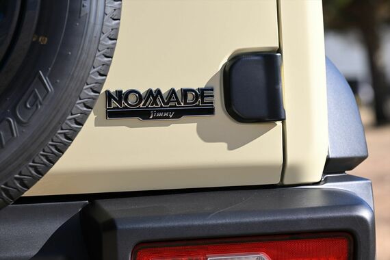 NOMADEの文字が強調される新たなロゴ・エンブレム（写真：スズキ）