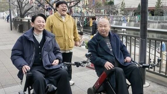 今年2月の『有吉クイズ』では「ハチミツ二郎が行く！！電動車椅子さんぽ」の第2弾が放送され、有吉弘行とともに五反田をめぐった（写真：テレ朝SPOTより）