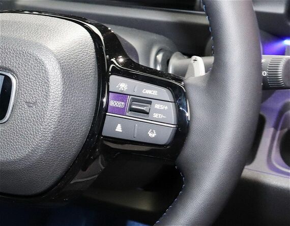 ステアリングには、BOOSTモードのスイッチも用意されている