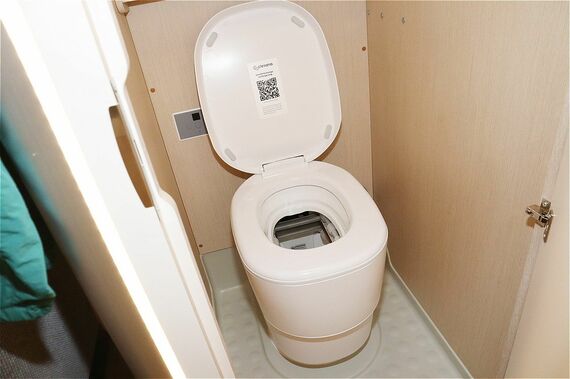 マルチルームには、標準で水を使わないトイレ「クレサナ」が装備される