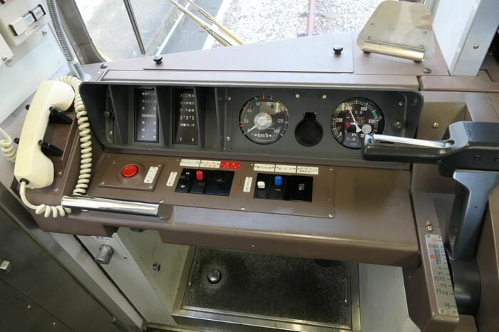 デト15の運転台