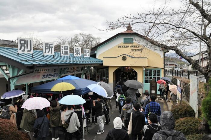多くの人でにぎわった全線再開日の別所温泉駅