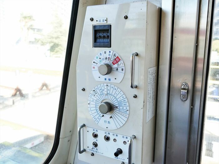 窓枠に合わせた形の機器類の箱