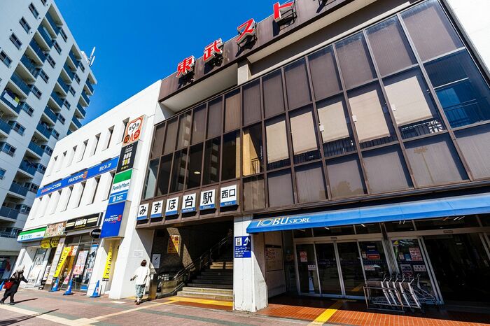 東武ストアとちょっと古めの雑居ビル。