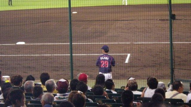 フェンス越しに見えるヤクルトの先発、ライアン小川