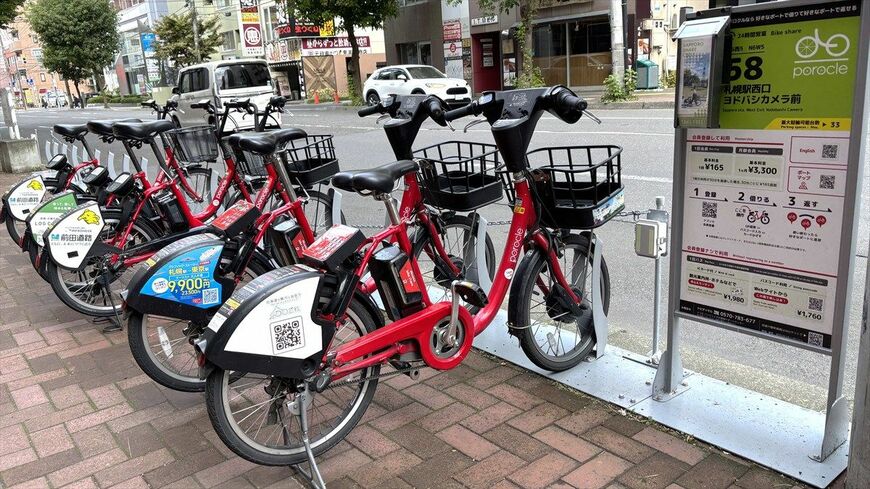 都市部でよく見かけるシェアサイクルが札幌では「春の風物詩」だ（筆者撮影）