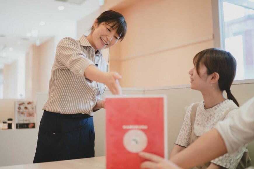 接客する女性スタッフ
