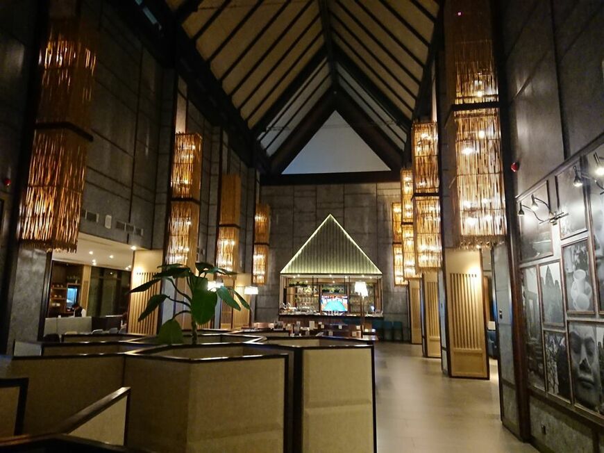 カンボジアのラウンジは超豪華。食事はビュッフェ＋オーダー形式。出国ゲートを抜けた制限エリア内にあるにもかかわらず、ラウンジには中庭が付いており、空を見上げることができる（筆者撮影）