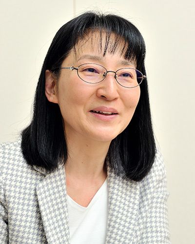 東洋大学 国際地域学部 国際観光学科 准教授 矢ヶ崎紀子九州大学大学院 法学府政治学専攻修了。修士（法学）。都市銀行、シンクタンクを経て官民の人事交流制度によって観光庁で勤務した経験も持つ。2014年から現職。研究分野は観光政策と観光産業。国土交通省、観光庁の委員を歴任