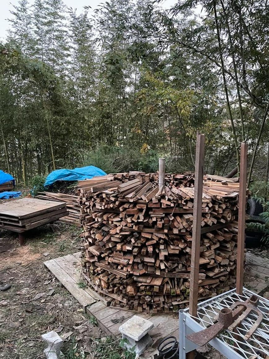 作業中に出てきた廃材は薪として使うために積み上げて置いてある（写真提供：山脈）