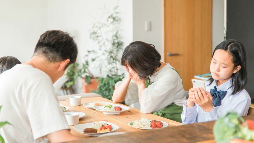 夫と意見が合わず、子どもとはバトルの連続……。家庭内でのトラブルが絶えないというお悩みにお答えします（写真：buritora／PIXTA）