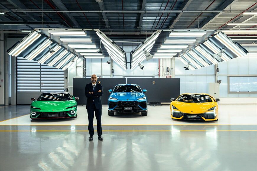 左から「テメラリオ」「ウルスSE」「レヴエルト」という現在のラインアップとともにニッコリ氏（写真：Automobili Lamborghini）