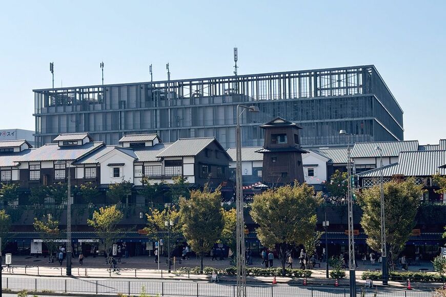 向かいには2024年開業の商業施設千客万来がある（筆者撮影） 