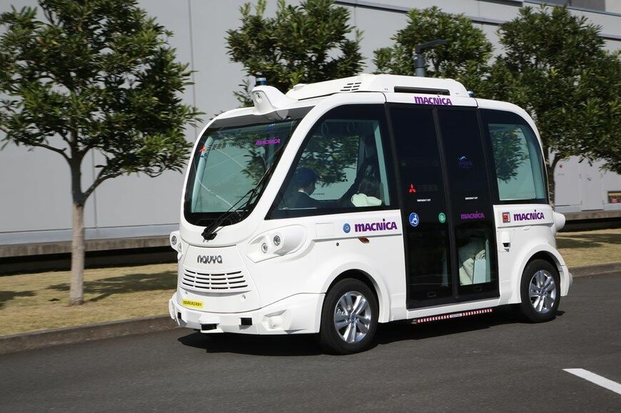 レベル4に対応したナビヤ社の自動運転バス「エヴォ」（筆者撮影）