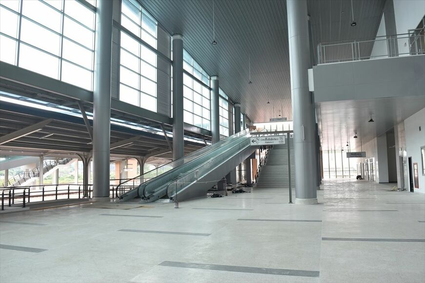 既に完成している在来線のカムサワート駅（筆者撮影）