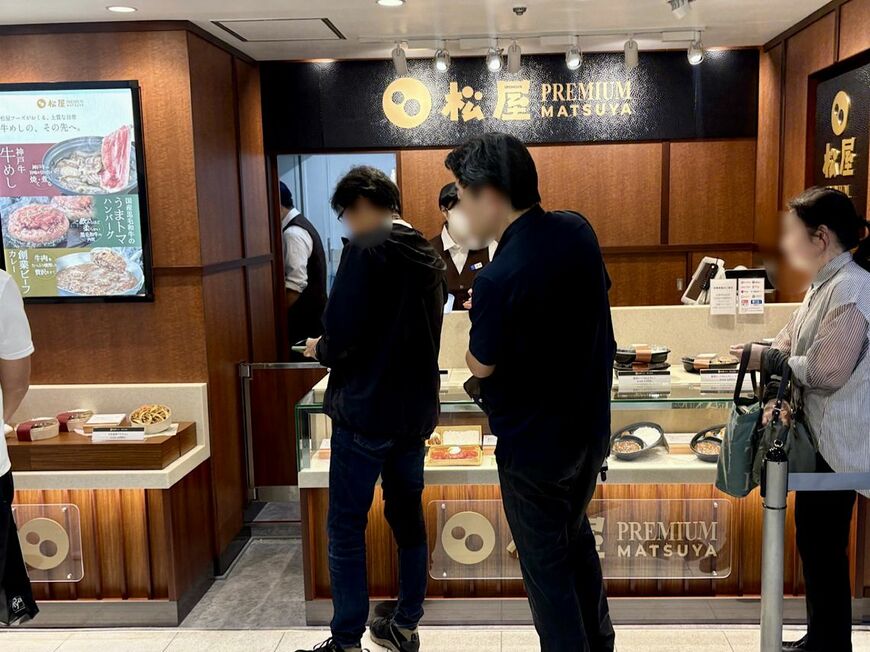 通常店舗よりも高級感のある内装。ゴールドの松屋ロゴが目を引く（写真：筆者撮影）