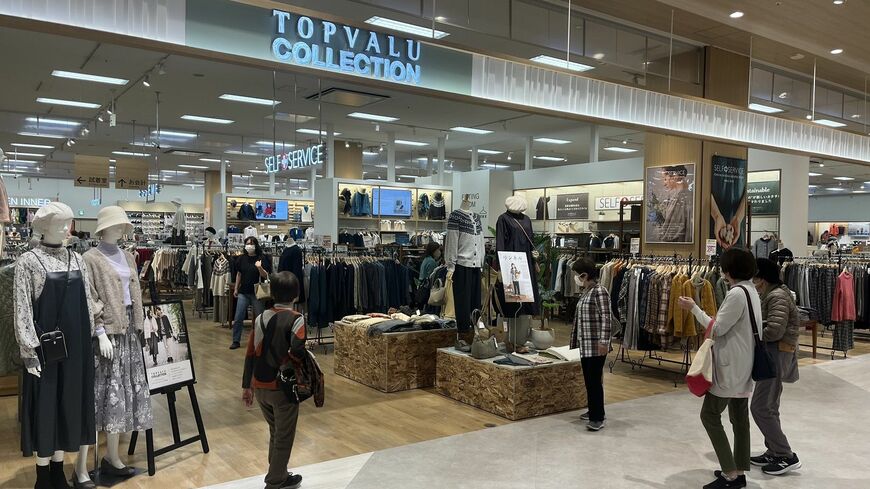 30～40代を中心としたファミリー層をターゲットにした専門店。ベーシックカジュアルとインナーウェアを中心に取りそろえる（記者撮影）