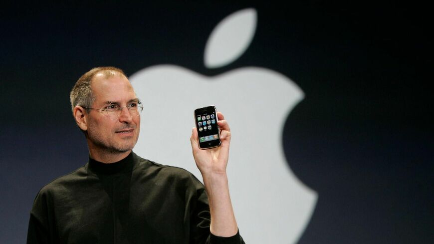 2007年1月、iPhoneを発表するスティーブ・ジョブズ（写真：アップル）