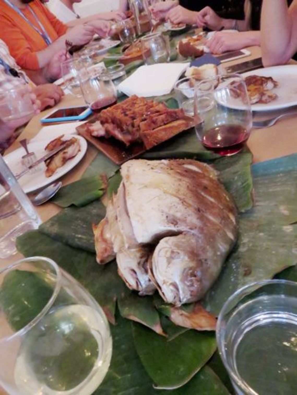出来上がった魚料理は、フィリピンの伝統に基づきバナナの皮の上に置かれた。