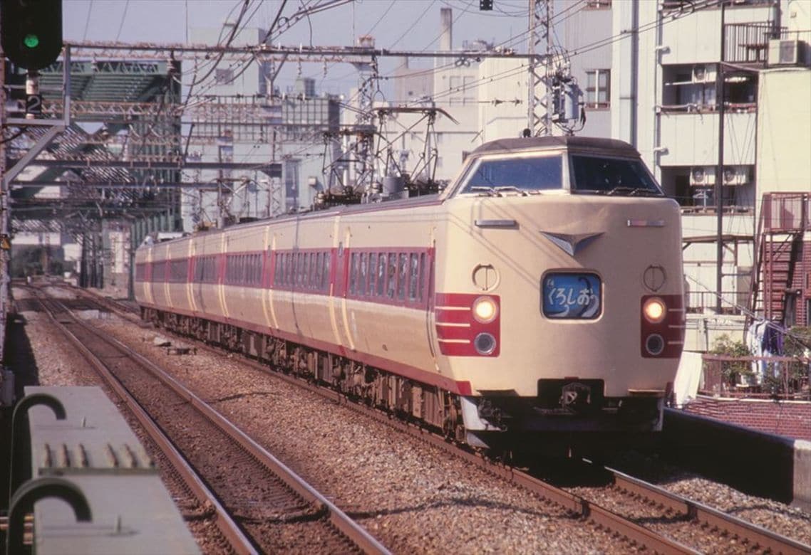 大阪環状線を走る381系「くろしお」