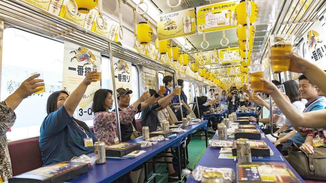 京急 いつもの電車内でビール の非日常感 通勤電車 東洋経済オンライン 経済ニュースの新基準