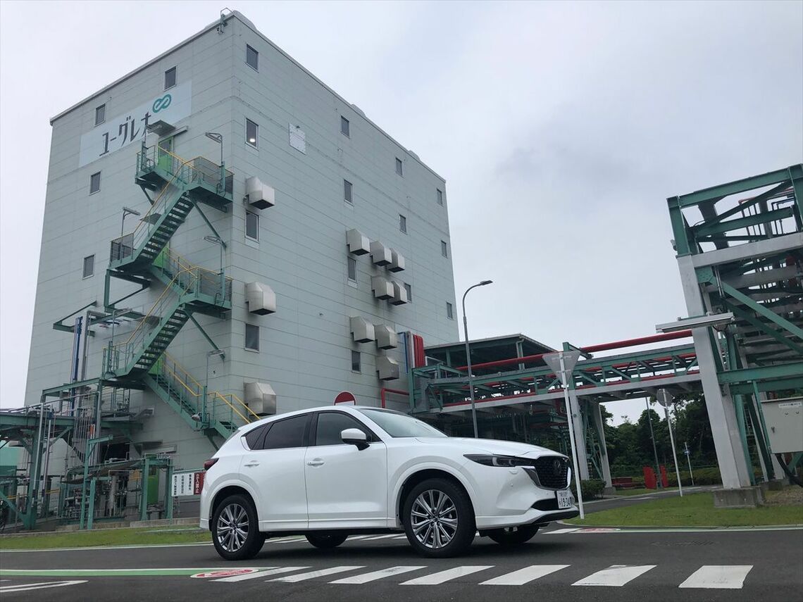 今回、マツダ「CX-5」に乗ってユーグレナ社のバイオ燃料製造実証プラントを訪れた（筆者撮影）