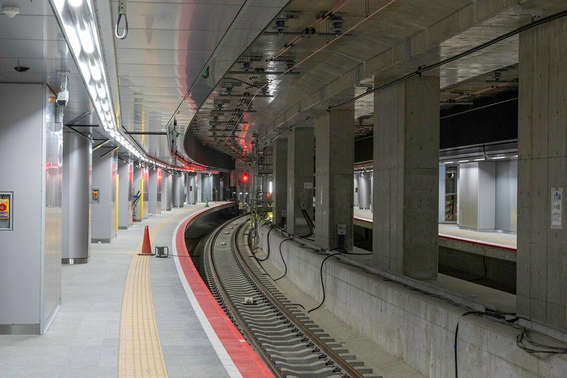 大阪駅（うめきたエリア）の地下新駅2面4線の配置で既存の大阪駅に寄せるため構内全体は大きくカーブしているが空港や新幹線駅と直結する未来都市の玄関としてホーム幅は広くゆったりしている（写真：山下大祐）