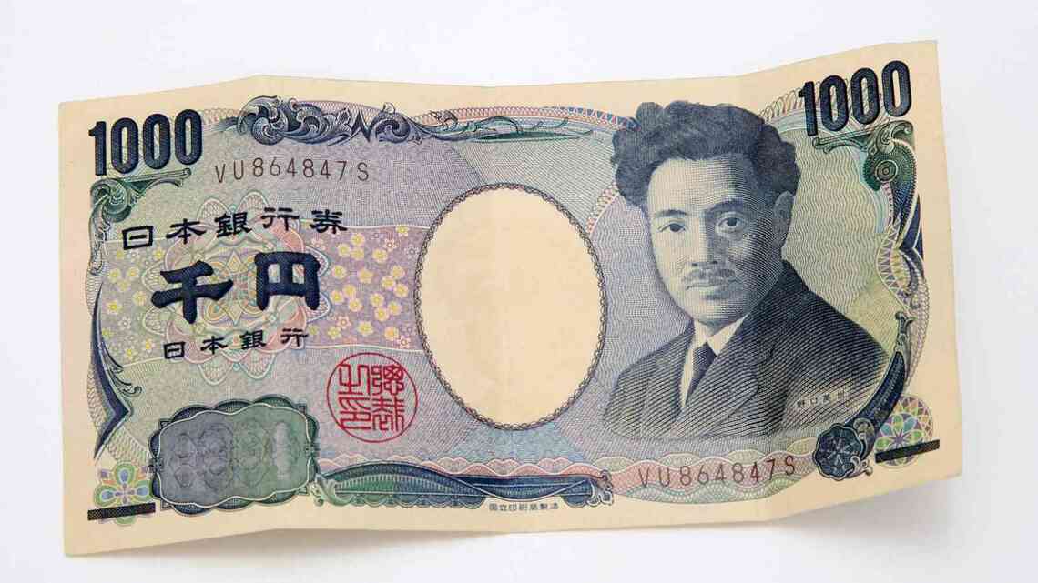 1000円札を使った視力改善トレーニングのコツとは?(写真:masa / PIXTA)