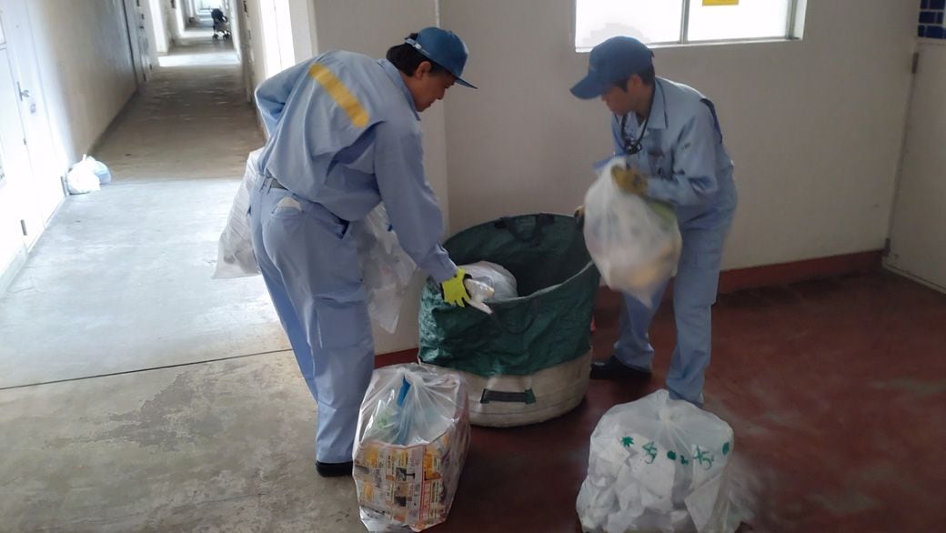 収集したごみをまとめる