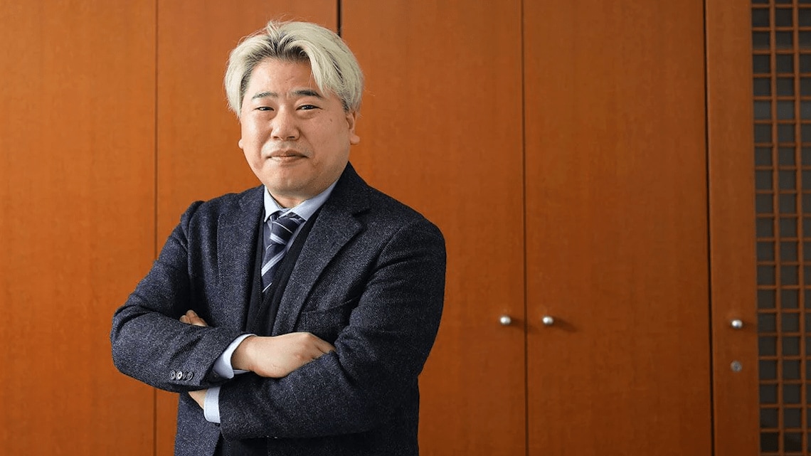 村田 学（むらた・まなぶ）国際教育評論家、「eduJUMP!」編集長、インターナショナルスクールタイムズ編集長。米カリフォルニア州トーランス生まれの帰国子女。人生初めての学校である幼稚園をわずか2日半で退学になった「爆速退学」の学歴からスタート。帰国後、千葉・埼玉・東京の公立小中高を卒業し、大学では会計学を専攻。帰国子女として、日本の公立学校に通いながら、インターナショナルスクールの教育について興味を持つ。2012年4月に国際教育メディアであるインターナショナルスクールタイムズを創刊し、編集長に就任。その後、都内のインターナショナルスクールの理事長に就任し、学校経営の実務を積む。その後、教育系ベンチャー企業の役員に就任、教育NPOの監事、複数の教育系企業の経営に携わりながら、国際教育評論家およびインターナショナルスクールの経営とメディア、新規プロジェクトの開発を受注するセブンシーズキャピタルホールディングスの代表取締役CEOを務める（撮影：今井康一）