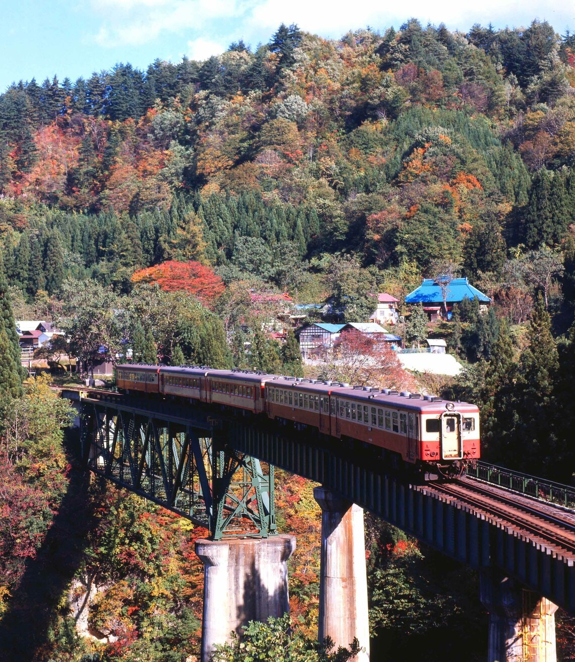 滝谷付近を行く国鉄塗装の気動車編成＝1973年10月（撮影：南正時）