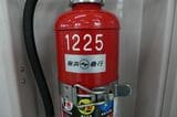 1225号車の消火器（記者撮影）