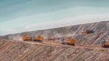 中国の大型鉱山では自動運転車両が実用化段階に入った。写真は新疆ウイグル自治区の露天掘り炭鉱を走行するイーコンの自動運転トラック（同社ウェブサイトより）