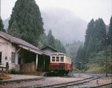 軌間762mmの軽便鉄道だった尾小屋鉄道。雨の尾小屋駅にたたずむ気動車（撮影：南正時）