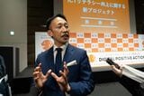 囲み取材に応える吉田弘毅企画官（筆者撮影）