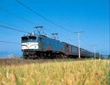 東北本線の蓮田付近、一面の田んぼの中を走るEF58形牽引の列車＝1976年（撮影：南正時）