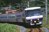 カーブで車体を傾けて走る振り子式381系の「スーパーやくも」（撮影：南正時）