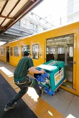 列車の最後尾に積み込む 台車の取り回しはさすがの手つきだ（写真：村上悠太）