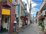 路地に入ると、小さな店が多数（写真：編集部撮影）