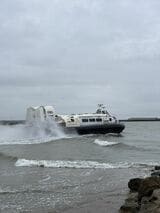 海上へと滑り出すホーバークラフト（筆者撮影）